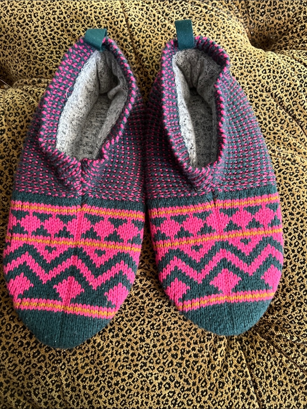 Bombas Pink & Dark Green Knit Womenโs Slip-On Slippers size medium